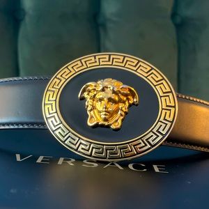 Versace 
Oval Medallion Vitello Belt sz70.